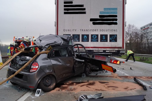 Eine Autofahrerin ist mit ihrem Wagen ... Die Fahrerin schwebt in Lebensgefahr.  | Foto: Polizei