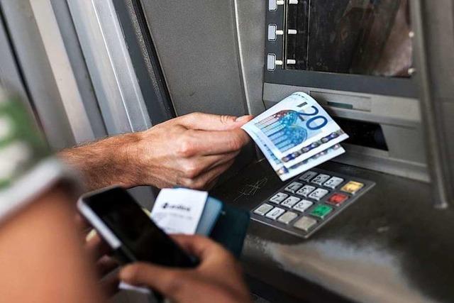 Rheinfelden: Frau vergisst 200 Euro am Geldautomat – und bekommt sie wieder