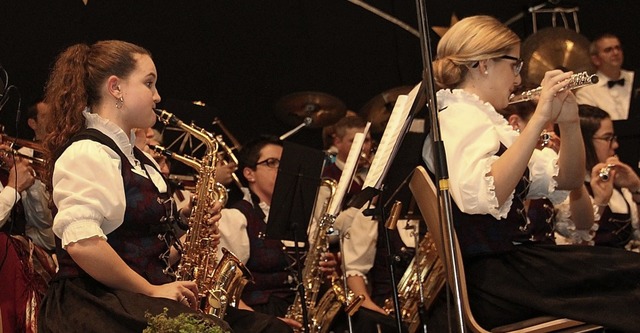 Das  Orchester mit Selina Schwrer (vorne links) am Saxophon   | Foto: Erich Fakler