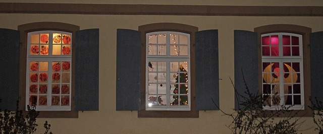 Das dritte Adventsfenster in Wittenwei...altet und zeigt einen Engel (rechts).   | Foto: Beate Rottler