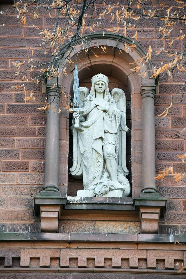 Erzengel Michael in der Nische ber dem Portal der Denzlinger Josefskirche.  | Foto: Manfred Frietsch
