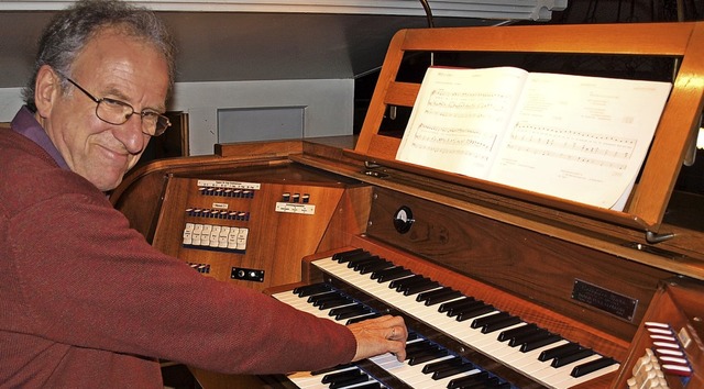 Riesig freut sich Kirchenmusiker und O...von 1966, die erstmals berholt wurde.  | Foto: Paul Schleer