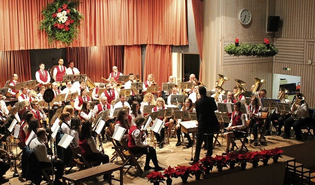 Zum gemeinsamen Orchester Schwrstadt - Dossenbach gehrten ber 60 Musiker.  | Foto: Rolf Reimann