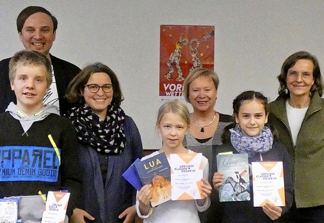 Finalisten und  die Jury des Vorlesewettbewerbs in Denzlingen   | Foto: Privat
