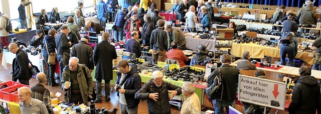 Bei der 25. Fotobrse im Kurhaus in Ki... groer Andrang an den Hndlertischen.  | Foto: Erich Krieger