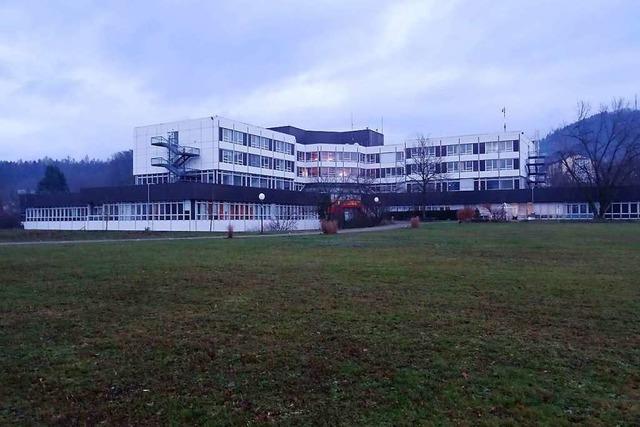Gemeinderat macht sich ein Bild vom ehemaligen Spitalgebäude