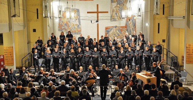 Der Motettenchor mit seinem Barockorchester in voll besetzten Christuskirche.   | Foto: Barbara Ruda