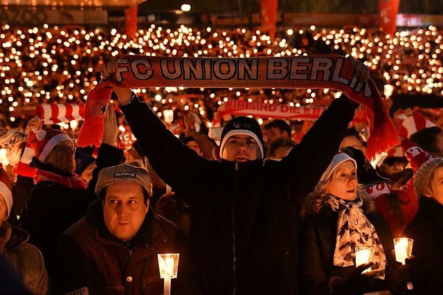 Das Weihnachtssingen bei Union Berlin ...leichen Tag noch in Liga zwei antreten  | Foto: dpa