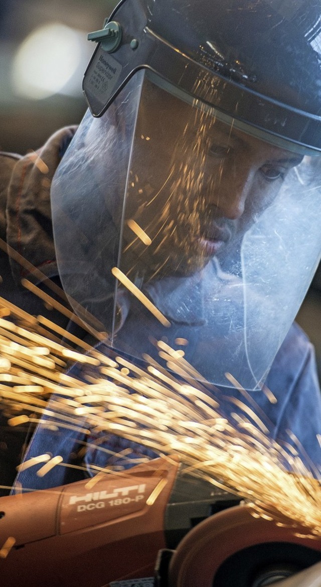 Ein Stahlarbeiter in Brandenburg   | Foto: DPA