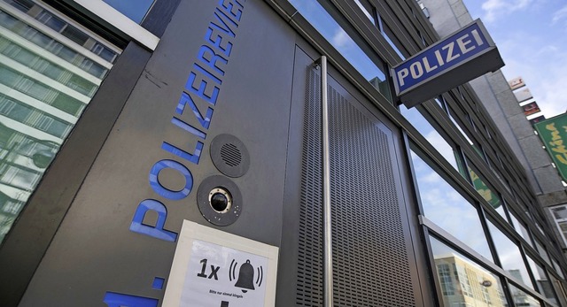 Das 1. Polizeirevier auf der Frankfurter Zeil: Gegen fnf Beamte wird ermittelt.  | Foto: dpa