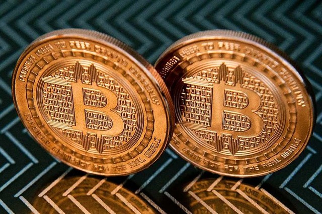 Zwei Bitcoin-Mnzen &#8211; von hchst schwankendem Wert  | Foto: AFP