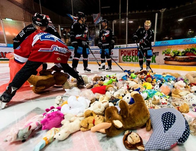 Am Freitag findet wieder der beliebte Teddy Bear Toss beim EHC statt   | Foto: Patrick Seeger