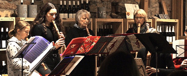 Mit weihnachtlichen Klngen erfreuten ...eder des Fltenensembles im Rosenhof.   | Foto: Christiane Franz