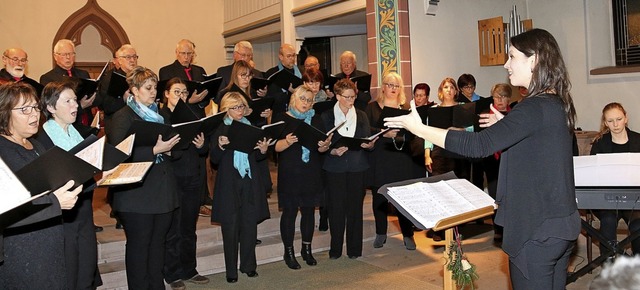 Der Mundinger Gesangverein und Ton ab ...avierbegleitung von Frederike Renner.   | Foto: Dagmar Barber