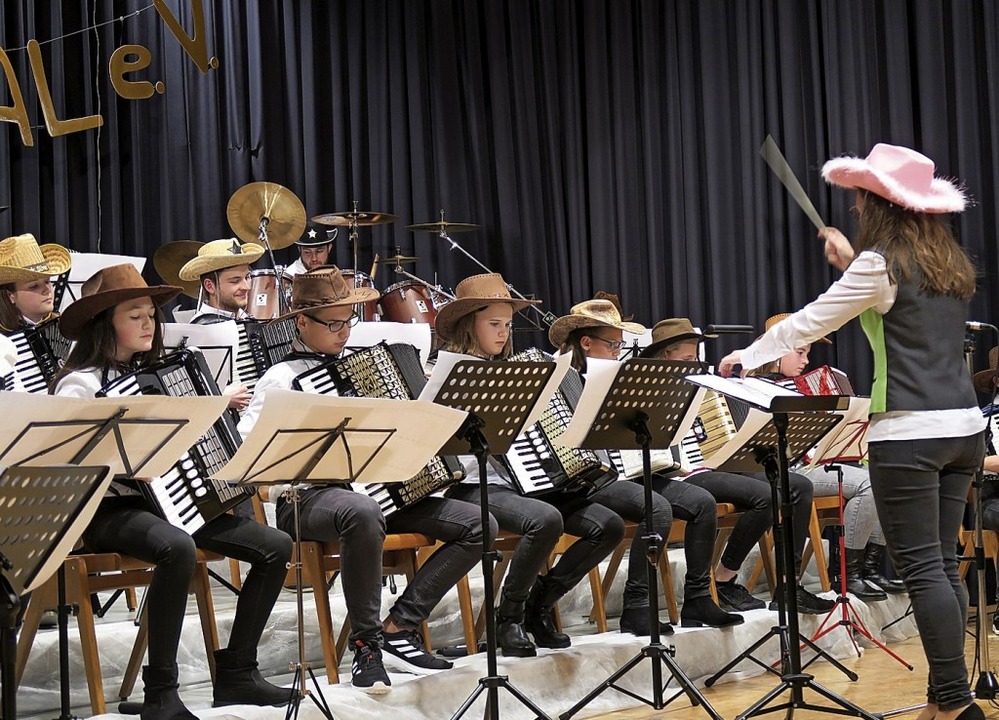 Im Country-Look: Das Jugendorchester unter Leitung von Kristina Wißler.  | Foto: Uli Führe 