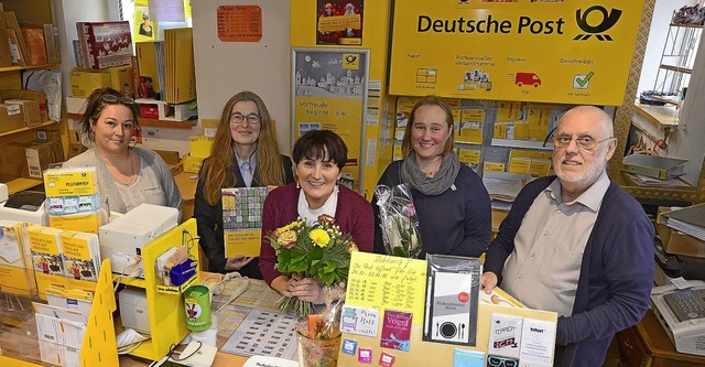 Fr 20 Jahre Postfilialenbetrieb wurde...d  Ortsvorsteherin Silvia Schumacher.   | Foto: Ingo Schneider