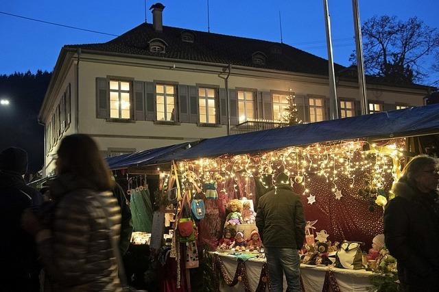 Weihnachtsmarkt vor historischer Kulisse
