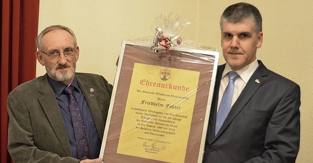 Friedhelm Fakler (links) wurde fr 20-...tmedaille der Gemeinde ausgezeichnet.   | Foto: Nikolaus Bayer