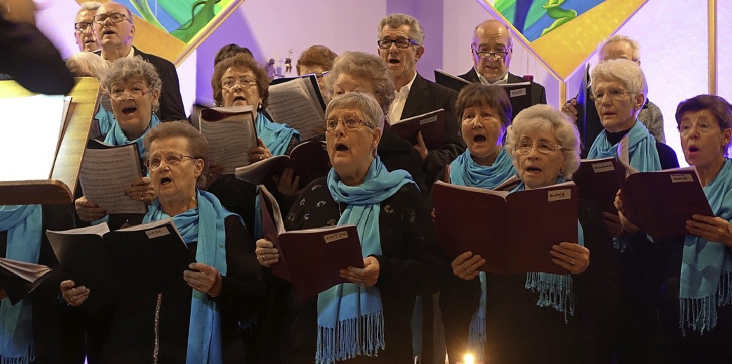 Lieder aus mehreren Jahrhunderten sang...mungsvoll erhellten Kirche in Karsau.   | Foto: Roswitha Frey