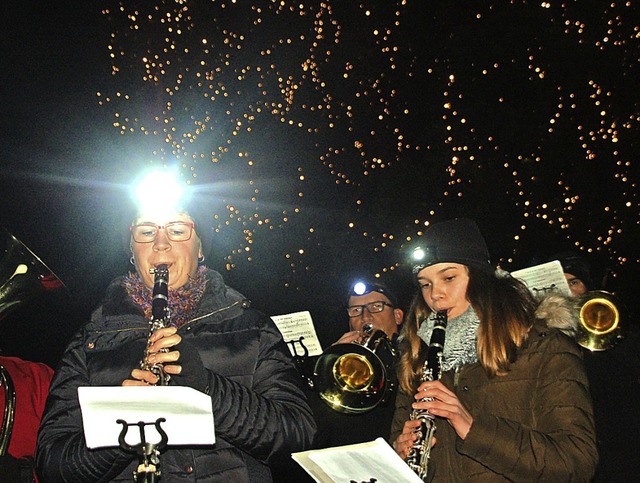 Der Musikverein Adelhausen spielt Weihnachtslieder.  | Foto: Wunderle