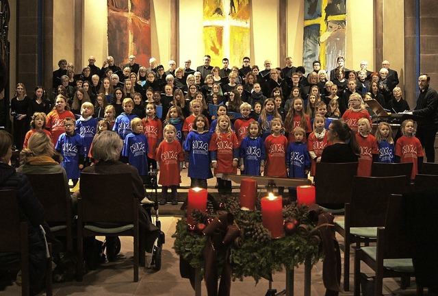 Die vereinigten Chre der Offenburger Kantorei sangen zum dritten Advent.   | Foto: Carola Bruhier