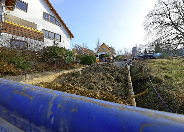 Hinter den Husern verlaufen die Gleise, daneben wurde der Bauhof eingerichtet.   | Foto: Ingo Schneider