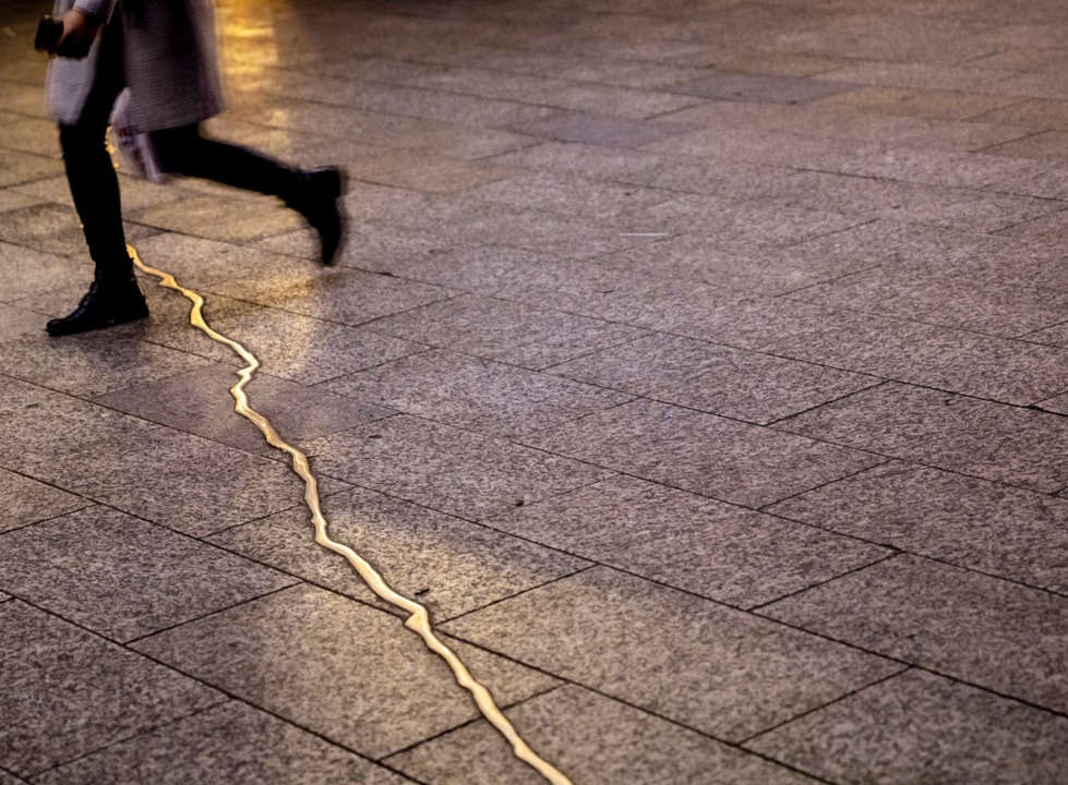 Eine Frau geht am  Breitscheidplatz üb...iss&#8220;. Er erinnert an die Opfer.   | Foto: dpa