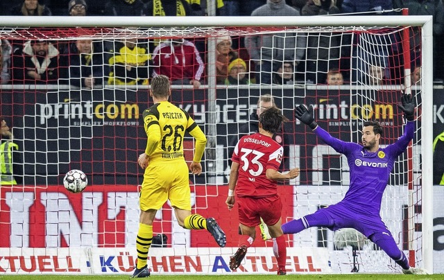 Dortmunds Keeper Roman Brki (rechts) ...llerdings am Tor der Borussen vorbei.   | Foto: dpa