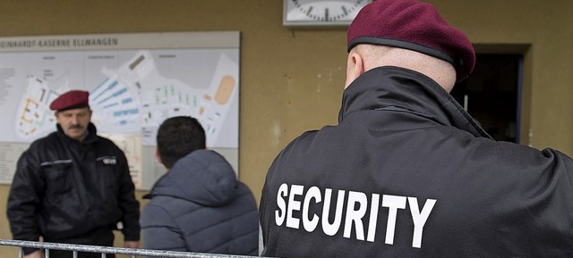 Sicherheitskrfte vor einer Unterkunft in Ellwangen  | Foto: Symbolfoto: dpa