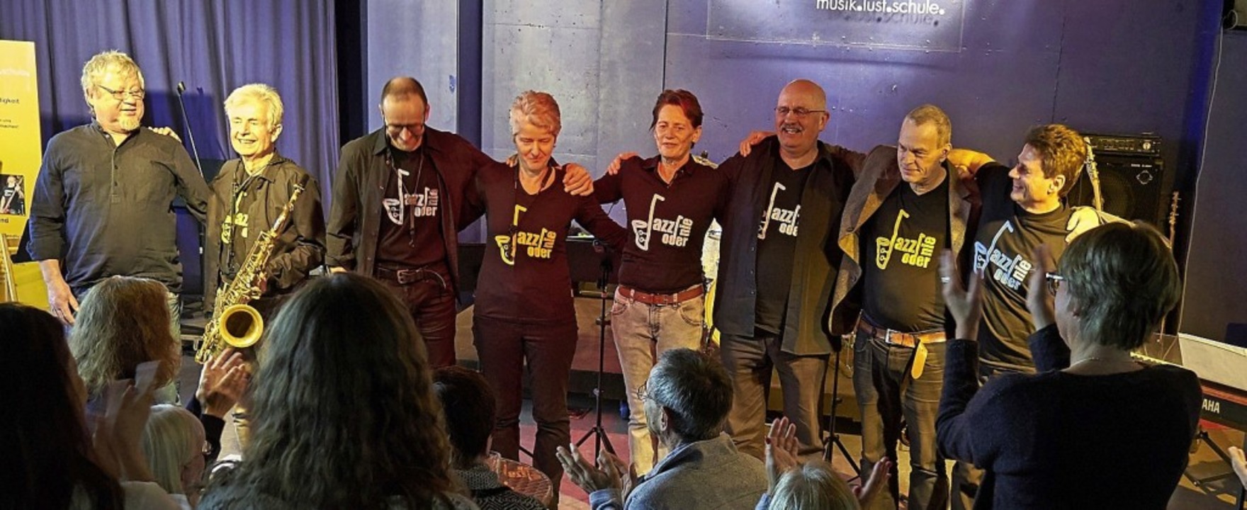 Frank Goos (links) und die Mitglieder ...20;-Band bei der Matine im Musiclab.   | Foto: Privat