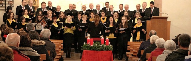 Zwei Chre, ein gelungenes Konzert: De...mmte die Besucher auf Weihnachten ein.  | Foto: Helmut Hassler