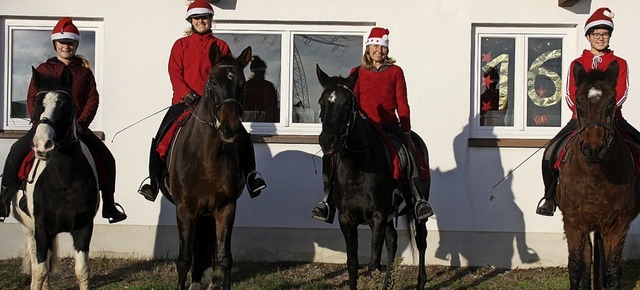 Vier Reiterinnen und ihre Pferde zeigt...thalle eine weihnachtliche Quadrille.   | Foto: C. Franz