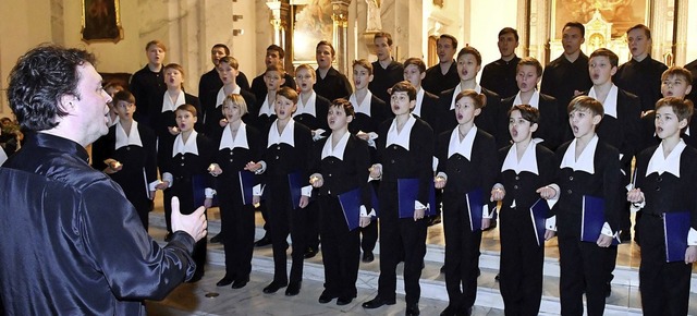 Der St. Petersburger Knabenchor mit seinem Chorleiter Wadim Ptscholkin   | Foto: Wolfgang Knstle