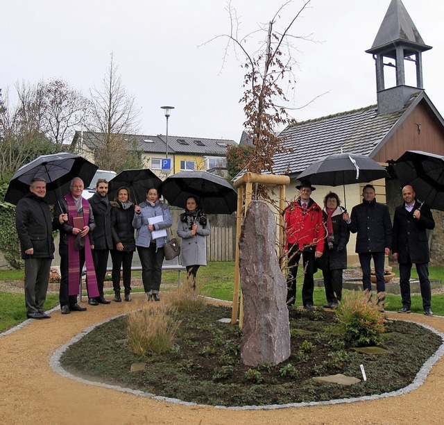 Auf dem Friedhof Rheinweiler gibt es j...nfried Wehrle (2. v.l.) geweiht wurde.  | Foto: Jutta Schtz