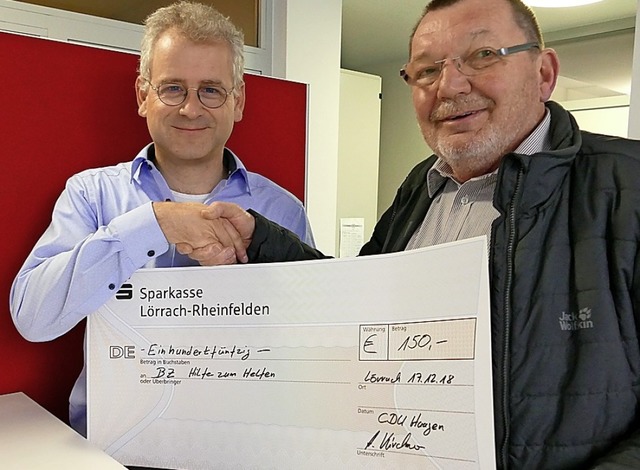 Alfred Kirchner (rechts) bergibt Dani...agen 150 Euro fr  Hilfe zum Helfen.    | Foto: Ruda