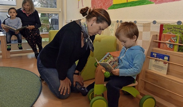 Sabine Trumm (Mitte) schliet ihre Kindergruppe Kitz in Littenweiler.   | Foto: Michael Bamberger