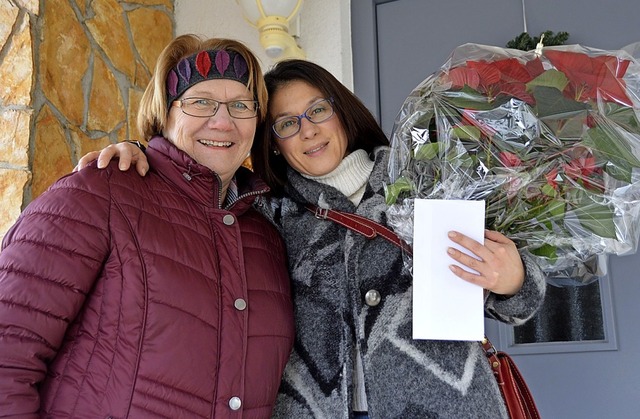 Karin Paulsen-Zenke vom Nollinger Ausschuss  und Blumenpatin Rosalia Brullo   | Foto: Horatio Gollin/Karin Paulsen-Zenke