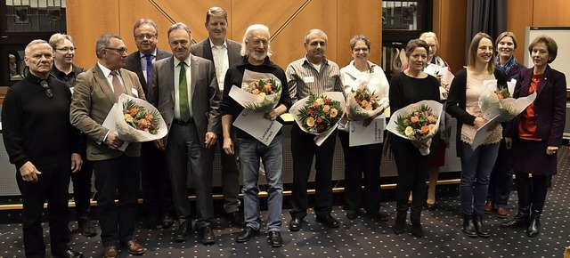 Landrtin Dammann (rechts) zeichnete den Singkreis Vivace im Landratsamt aus.   | Foto: Dietmar Wiechert