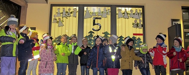 In Eimeldingen wurde am Rathaus-Advent...inderpunsch und Glhwein ausgeschenkt.  | Foto: Jutta Schtz