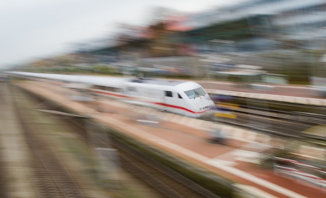 Der Fernverkehr der Bahn auf der Rheintalstrecke ist erheblich gestrt.  | Foto: dpa