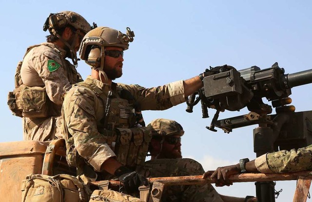 US-Soldaten im Mai 2016 in der syrisch... Emblem der Kurdenmiliz YPG am rmel.   | Foto: dpa
