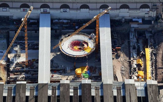 In dem riesigen Loch hinter dem Hauptb... in Stuttgart verschwindet viel Geld.   | Foto: dpa