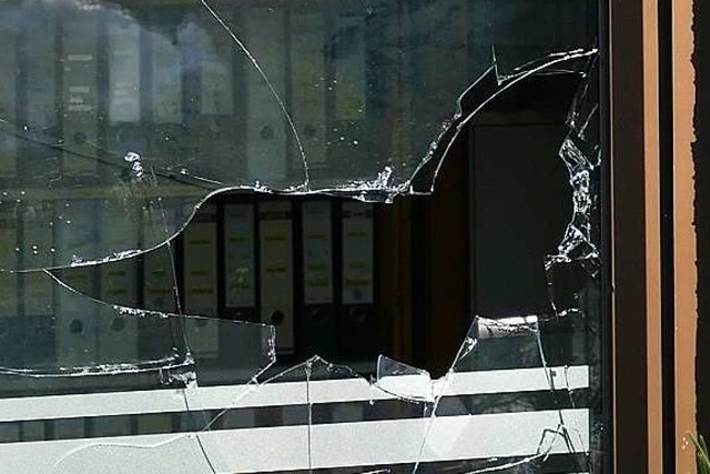 ber ein Fenster auf der Gebudesdseite ist der Tter ins Rathaus gelangt.  | Foto: Winfried Dietsche