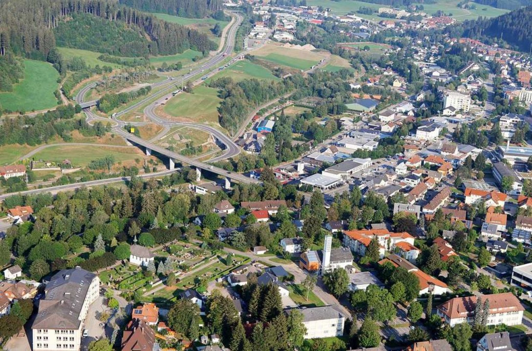 Die Hoch-Brcke (links) als Einfallsto...Helios-Klinik, dort liegt die Abfahrt.  | Foto: Jrgen Peschek