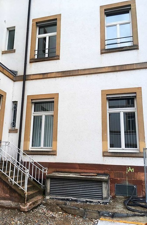 Aus dem Fenster (1. OG links) ist ein ...er Stunden spter wieder festgenommen.  | Foto: privat
