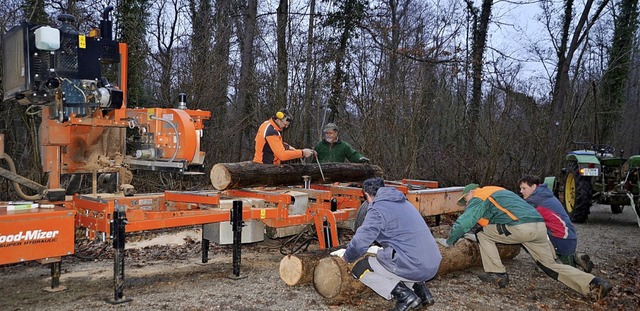 Helfer beim Arbeitseinsatz   | Foto: Roland Vitt