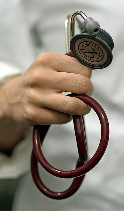 Ärzte haben eine lange Ausbildung hinter sich.  | Foto: dpa