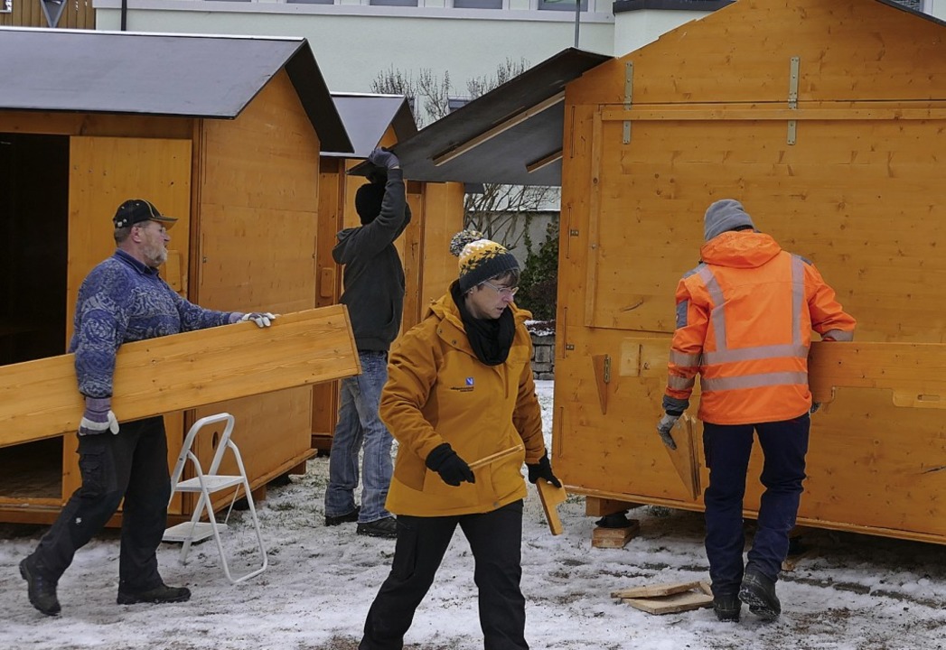 Gut organisiert: Beim Aufbau der Hütte...die freiwilligen Helfer Hand in Hand.   | Foto: jul