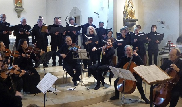 Der Kirchenchor St. Erasmus sorgte fr vorweihnachtliche Stimmung.   | Foto: Anne Freyer