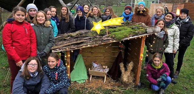 Die Haltinger  Scoutmdchen haben eine Krippe gebaut.   | Foto: Salathe